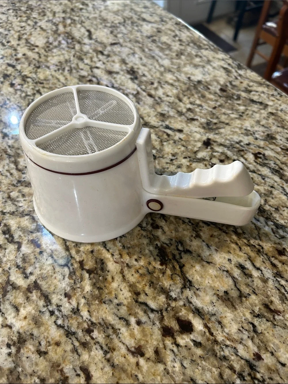 hand-squeeze flour sifter. It is used in baking to mix ingredients